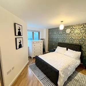 https://2-bedroom-apartment-near-olympic-park-with-free-parking.cambridgehotelsuk.com